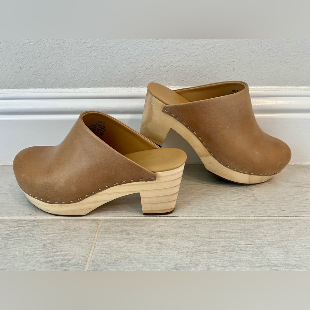 Nisolo Tan Leather Wooden Clogs